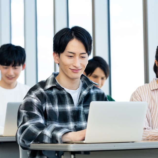 大学ではパソコン必携の授業が増えている　※画像はイメージです（wheeljack@stock.adobe.com）