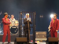 シャネルズ公認のコピーバンド「ザ・ワンダラーズ」とのコラボで「監獄ロック」に乗って檻に入るコントを披露する田代まさし＝川崎市のクラブチッタ。