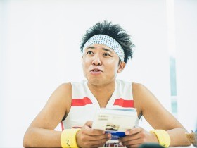 保護猫２匹とベッドで横並び「幸せすぎ」　サンシャイン池崎さん