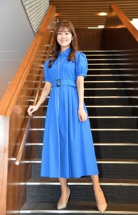 お気に入りの食堂の階段でポーズをとる増田紗織アナ