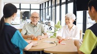 高齢者は、本当に折り紙を楽しんでいる？（mapo/stock.adobe.com）※画像はイメージ
