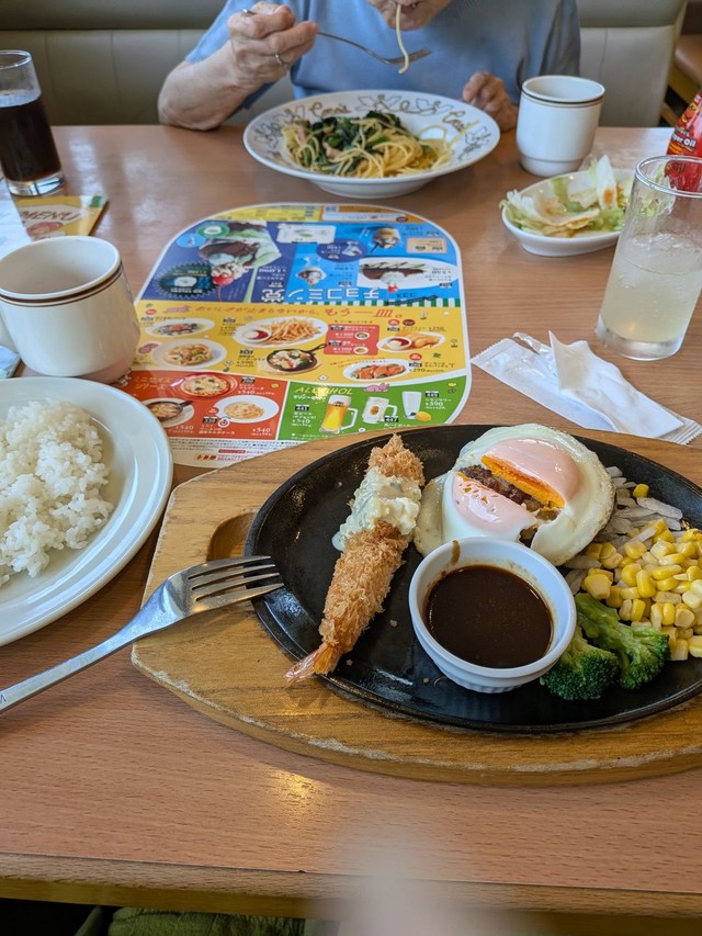 住吉さんはハンバーグセットを完食済でお腹いっぱいだったが…／住吉けいこさん（@tarekeiko）提供