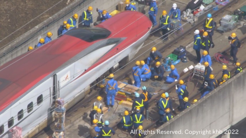 東北新幹線脱線車両の撤去作業始まる ジャッキで車両持ち上げ 宮城
