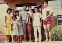 1980年代半ば、鹿児島・出水の実家（整骨院）に通っていたアントニオ猪木さん（中央）と記念写真に収まる小学生時代の前田瑠美（前列左から2人目、本人提供）