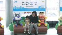 アンパンマンと一緒に写真を撮ろう！JR四国が駅のホームにベンチを設置