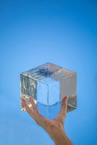 透明度が尋常じゃない完成した氷【提供：中 孝仁｜日乃出製氷 4代目（泥臭く、活路を拓く）さん】