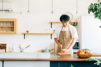 綺麗なキッチンで調理をする男性※画像はイメージです（buritora/stock.adobe.com/）
