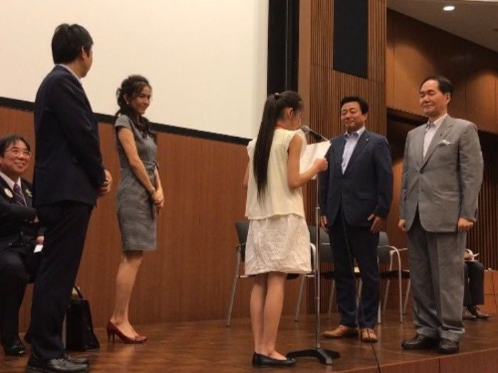 香川県知事（右）と高松市長の前で殺処分についての思いを述べる愛葉さん