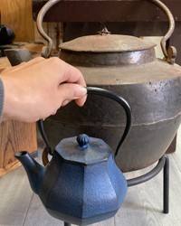 現代は小型の鉄瓶が人気？！(菊地海人さんTwitterより)