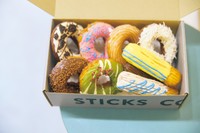 「STICKS COFFEE 京都押小路」のSTICKS COFFEE DAY TRIP SET。平成を代表する名車・500系新幹線やドクターイエローをイメージしたスティックチュロスがかわいい！