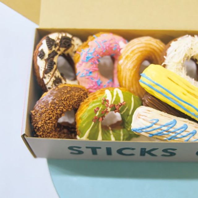 「STICKS COFFEE 京都押小路」のSTICKS COFFEE DAY TRIP SET。平成を代表する名車・500系新幹線やドクターイエローをイメージしたスティックチュロスがかわいい！