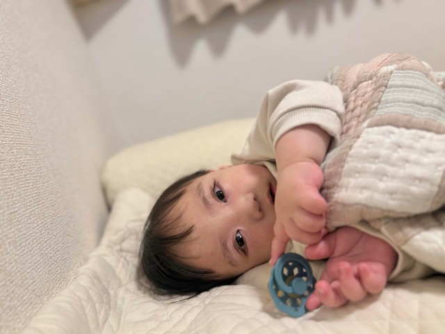 おやすみ前のひとときを過ごすうたくん、2歳。（提供：@___ut.a17さん）