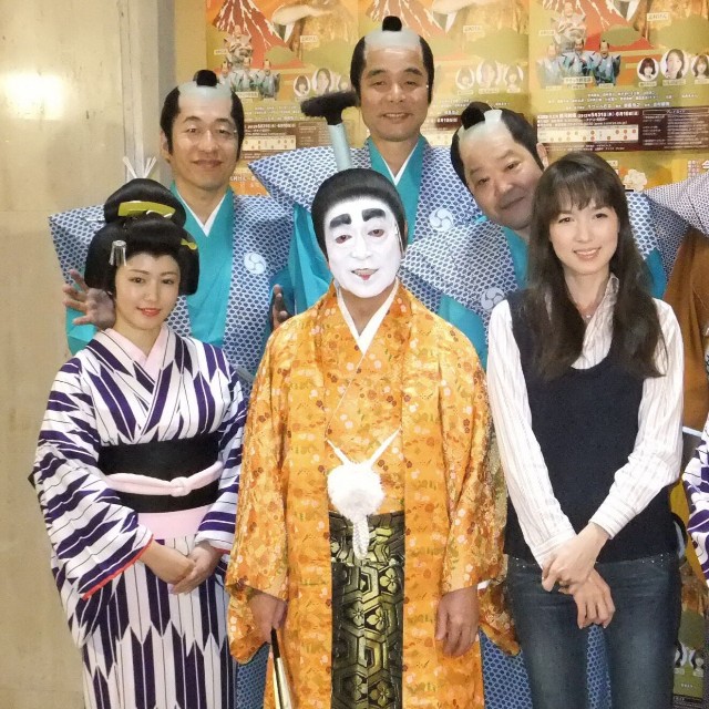 （前列左から）磯山さやか、志村けんさん、いしのようこ、みひろ（後列左から）寺門ジモン、肥後克広、上島竜兵さん、桑野信義＝2012年