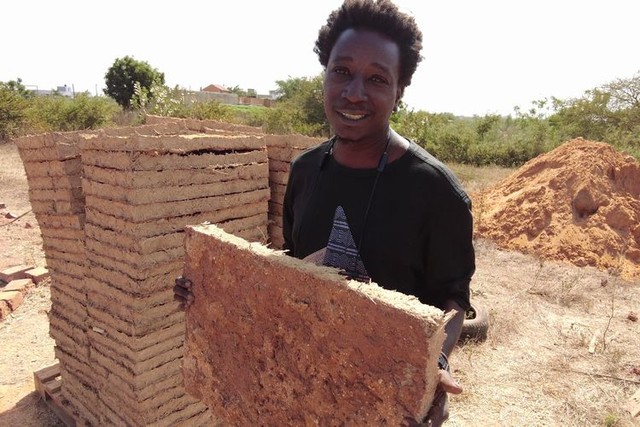 土れんがをはじめ、地元の自然素材をつかった建材を製造する「エレメンテール」の共同創設者ドゥドゥ・デメさん＝2023年12月23日、セネガル西部、荒ちひろ撮影