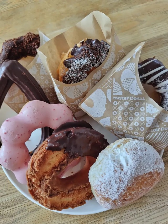 購入した複数種類のドーナツが並ぶ様子／まいぐるさん（@mai.guru.me）提供