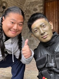 富栄ドラムさん（左）と野崎亨類さん（野崎亨類さんの公式Xから）