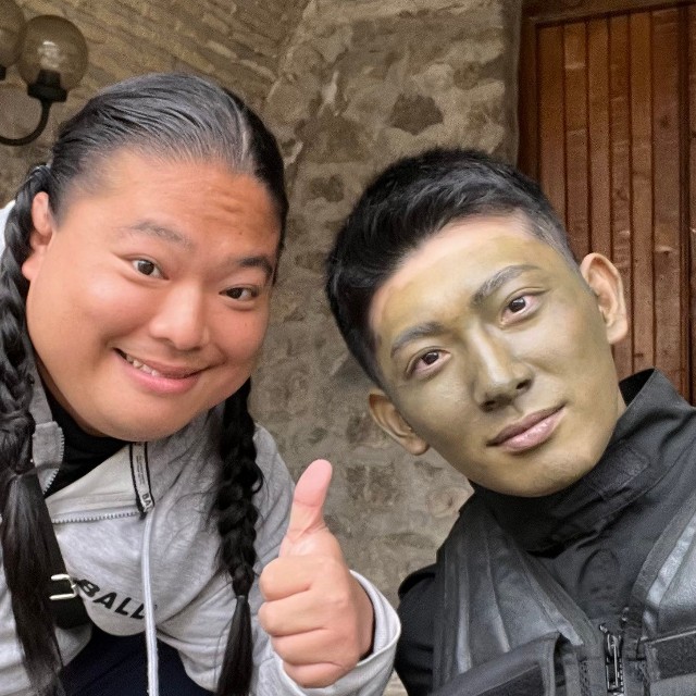 富栄ドラムさん（左）と野崎亨類さん（野崎亨類さんの公式Xから）