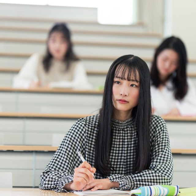 授業を真剣に聞く大学生　※画像はイメージです（milatas/stock.adobe.com）