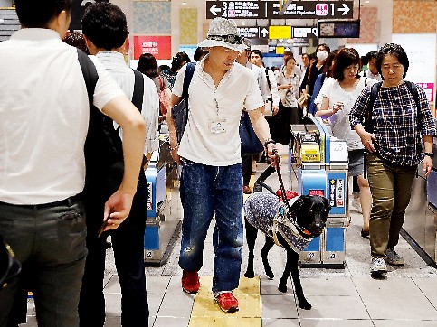 盲導犬連れの転落事故　「僕だったかも」　ホームの怖さ同行体験