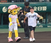 始球式のマウンドへ向かうnobodyknows＋のノリノリで歌う坂梨＝甲子園