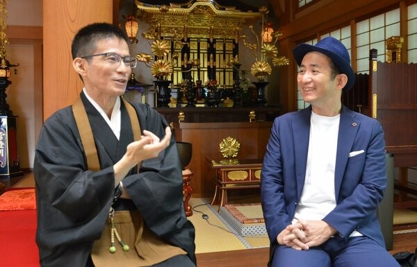 できることを増やしていく日々について語り合う山根さんと岸野さん。対談は、岸野さんが副住職を務める専修寺で行われた（京都市左京区）