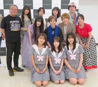 （前列左から）佐々木ちょこ、木村葉月、松島かのん（忠烈左から）江藤博利、楯真由子、森恵、坂本真一、牧野美千子（後列左から）東雲れいか、宮越虹海、咲田ゆな、ジョースター＝2023年