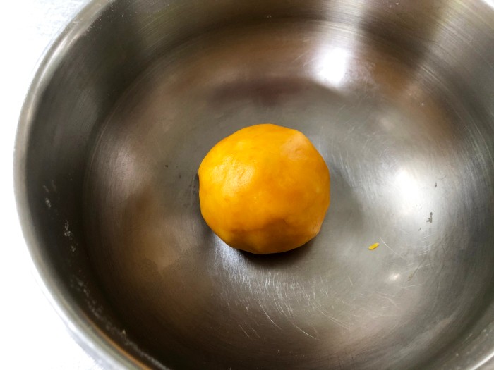 薄力粉をふるいに通して入れ、粉っぽさがなくなるまで混ぜ、手でひとまとめにする。