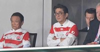　麻生太郎財部大臣（左）と並んでラグビー・日本対ロシア戦を観戦する安倍晋三総理＝２０１９年９月２０日