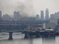 ウクライナの首都キエフにある国防省の関連敷地から煙が上がった。これより前、ロシアのプーチン大統領がウクライナ東部に対する軍事作戦の実行を宣言していた