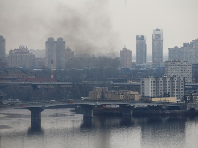 ウクライナの首都キエフにある国防省の関連敷地から煙が上がった。これより前、ロシアのプーチン大統領がウクライナ東部に対する軍事作戦の実行を宣言していた