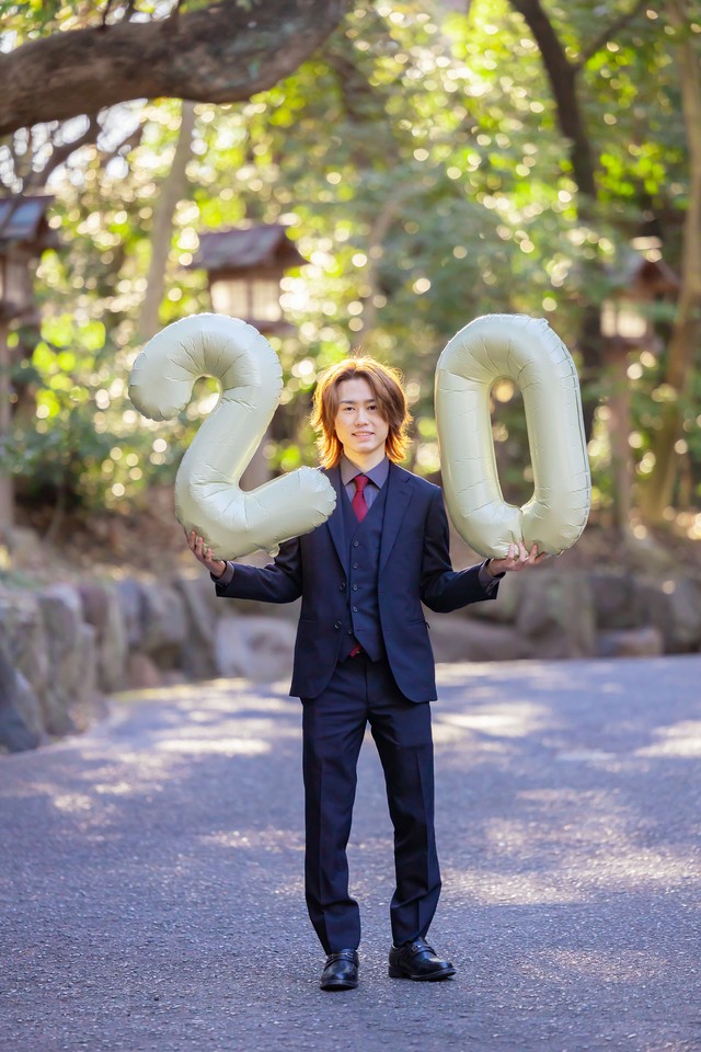 「20」の風船を手にした、成人を迎えた息子さんのソロショット／ペコさん（@peko.photoland）提供