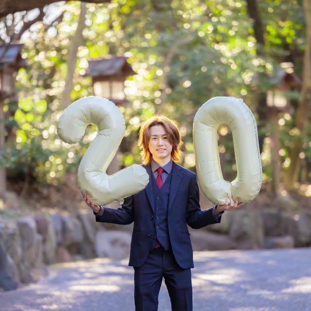 「20」の風船を手にした、成人を迎えた息子さんのソロショット／ペコさん（@peko.photoland）提供