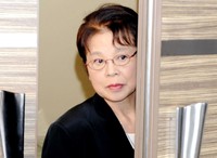 「家政婦は見た！」のヒロイン秋子の〝のぞき見〟を披露する市原悦子さん=2008年