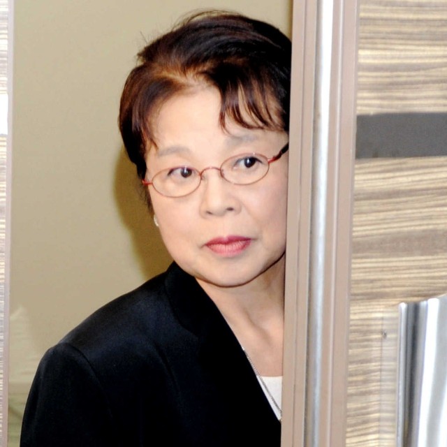 「家政婦は見た！」のヒロイン秋子の〝のぞき見〟を披露する市原悦子さん=2008年