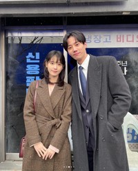 Netflixドラマ「おつかれさま」で恋人役を演じた（左から）IUとイ・ジュニョン（出典：イ・ジュニョン公式Instagram@real_2junyoung） 