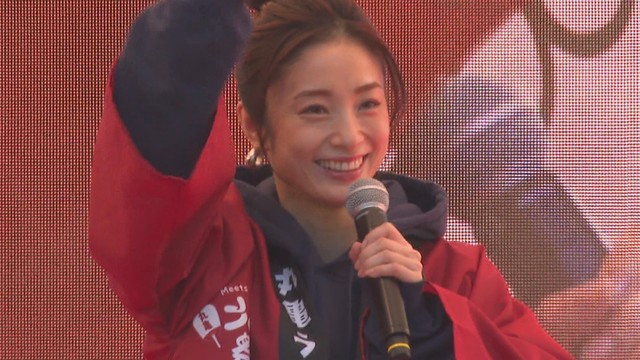 丸亀うどん祭りに上戸彩さん・元TOKIOの松岡昌宏さんが登場　地元の中学生らとギネス記録に挑戦　香川