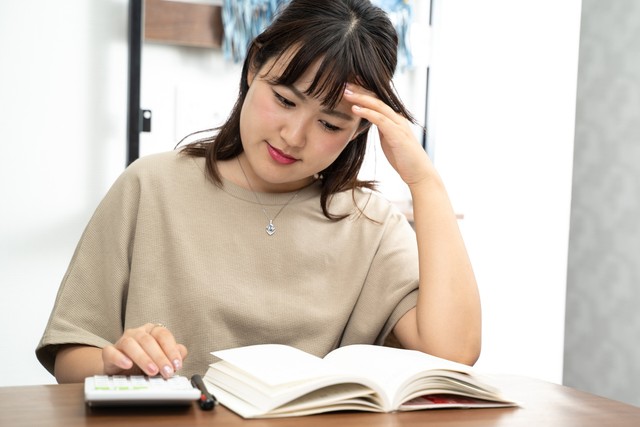 食費は1ヶ月あたり「平均9000円」もアップ…頭が痛いですよね　※画像はイメージです（promolink/stock.adobe.com）