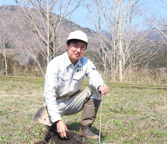 ウルシの苗木を植える山内さん（福知山市夜久野町平野）
