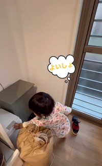 ゴミ箱の蓋を開けようとします／投稿主さん（@amakuticurry）提供