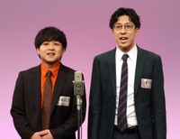 　ドーナツ・ピーナツのピーナツ（左）とドーナツ