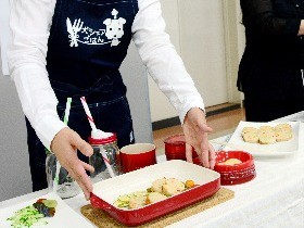 お正月はワンコとおせち？　料理の宅配会社が提案