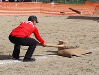 「第1回 全日本棍棒飛ばし選手権大会」個人戦・男子の部　棍棒を棍棒で打ち飛ばす競技者＝大宇陀健民グラウンド（奈良県宇陀市内）