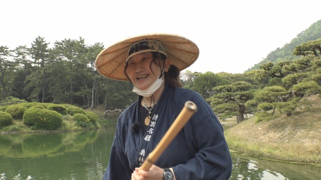 栗林公園に初の女性船頭が誕生　1日4本の和船を担当「食いしん坊なのでグルメ情報など紹介したい」　高松市