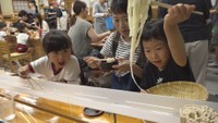 そうめん流しを体験する園児　麺蔵人　浅口市鴨方町小坂東