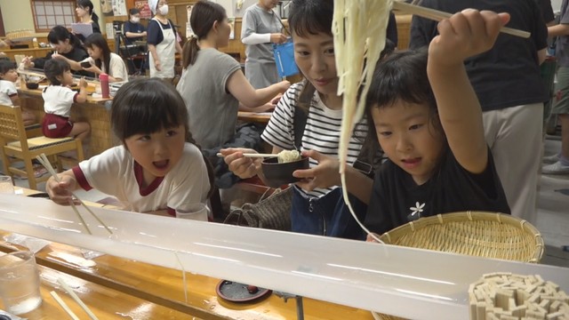 そうめん流しを体験する園児　麺蔵人　浅口市鴨方町小坂東