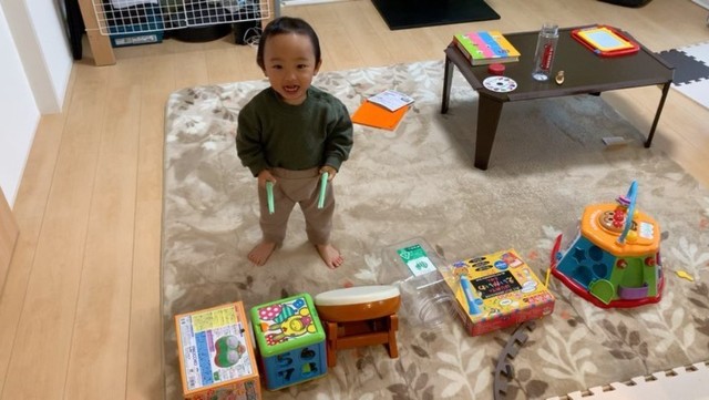 身の回りの音が出るものはすべて太鼓に（hitoshitomimotoさんInstagramよりスクリーンショット）