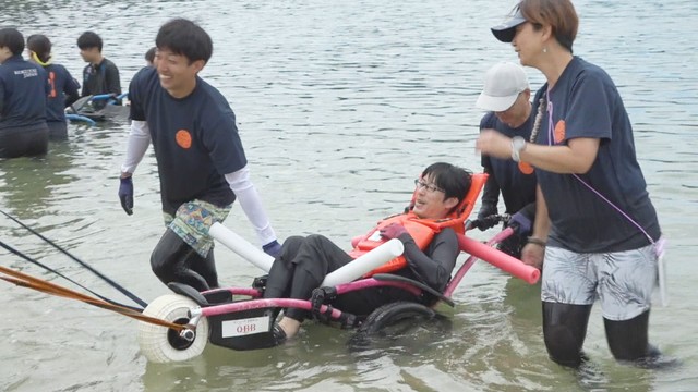 小豆島町と土庄町が主催した「ユニバーサルビーチ」の講習会