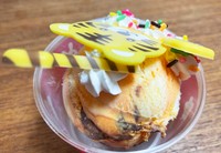 「ハッピードール とら」を後ろから見た図。好みのフレーバーの上に「とら」を模したかわいいチョコレートプレートやデコレーションが乗っており、味も見た目も楽しい仕上がりに！