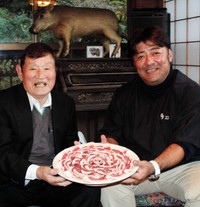 植草貞夫さんと亀山努さん＝2013年