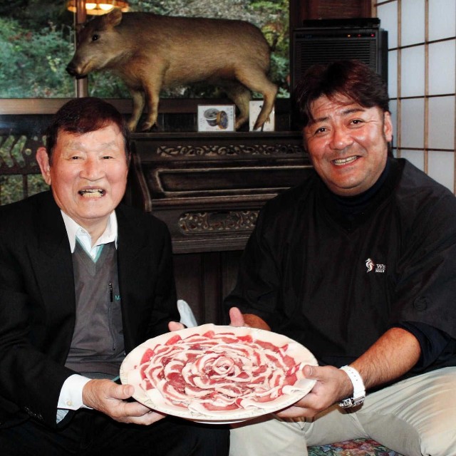 植草貞夫さんと亀山努さん＝2013年